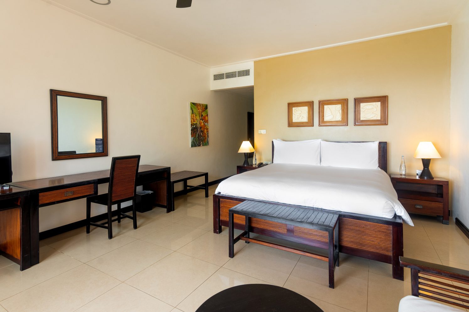 DELUXE BEDROOM (3)