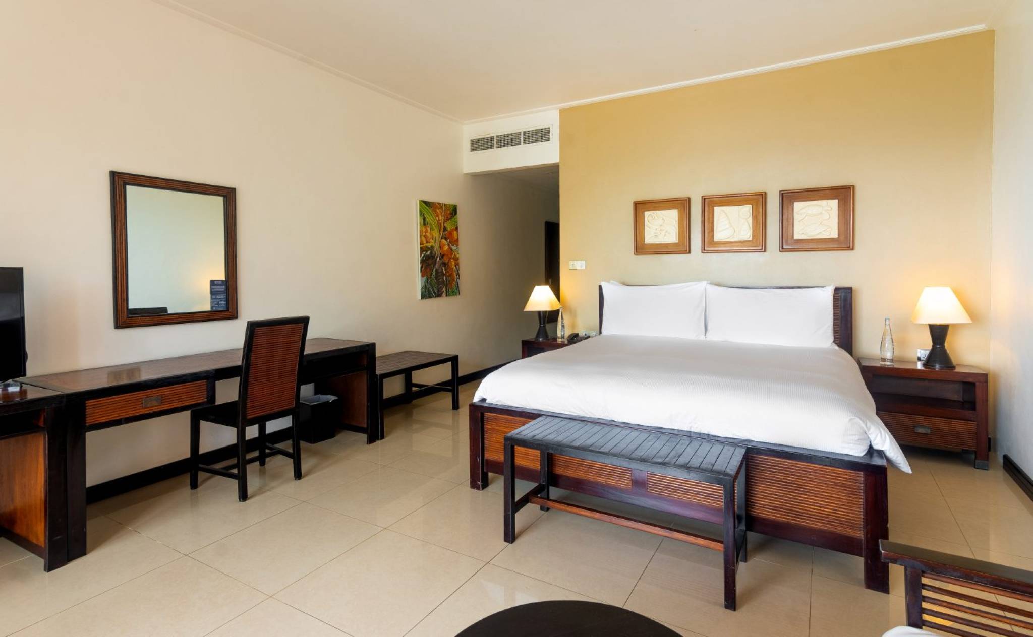 DELUXE BEDROOM (3)